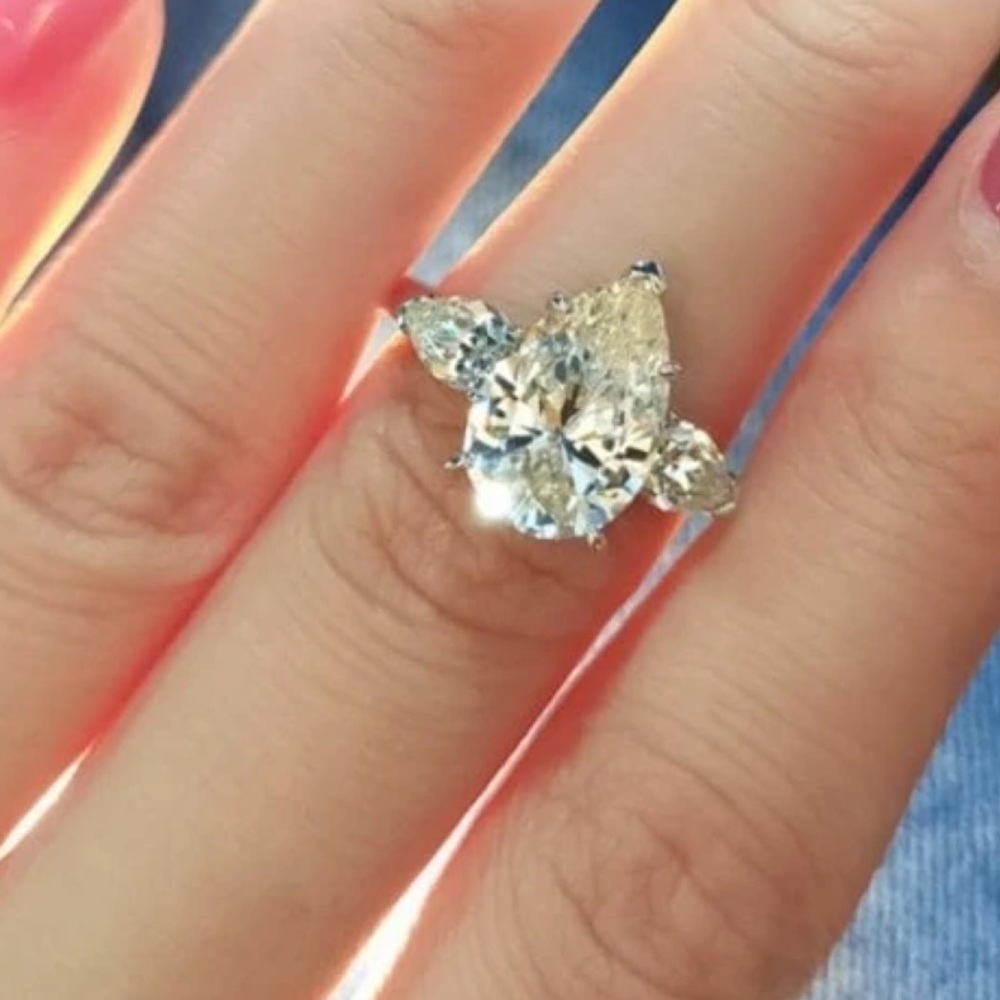 Glamorous Rhinestone Pear cut, Water drop Sparkle Bling Silver tone Ring Size 7 - Picture 2 of 6